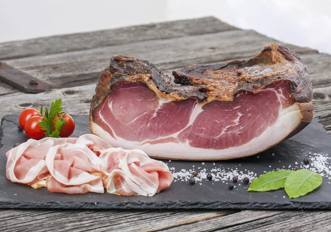 Schinkenspeck der Fleischerei Turza – traditionell über Buchenholz geräuchert