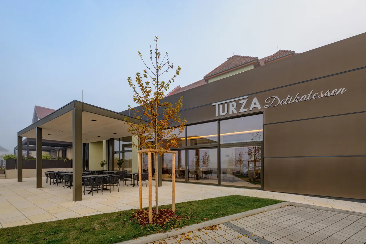 Überdachte Terrasse mit Sitzplätzen